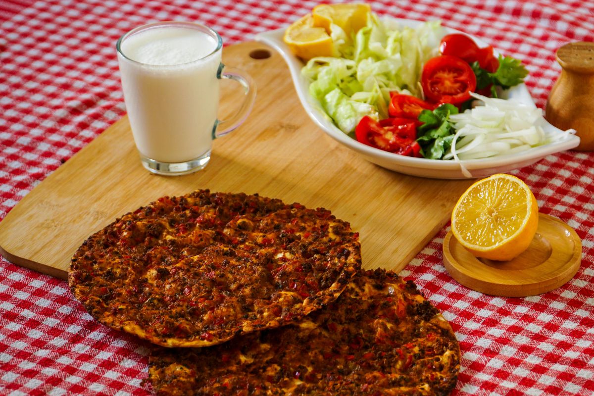 Lahmacun Döner: Was ist die türkische Pizza mit Döner-Füllung?
