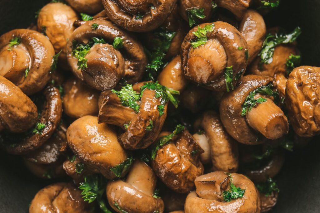 Champignons in heißer Pfanne braten bis goldbraun ohne Deckel