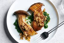 Kräuterseitlinge längs in dicke Scheiben schneiden ein Zentimeter dick