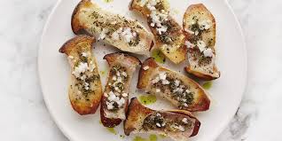 Frische Kräuterseitlinge mit feuchtem Tuch reinigen auf Schneidebrett