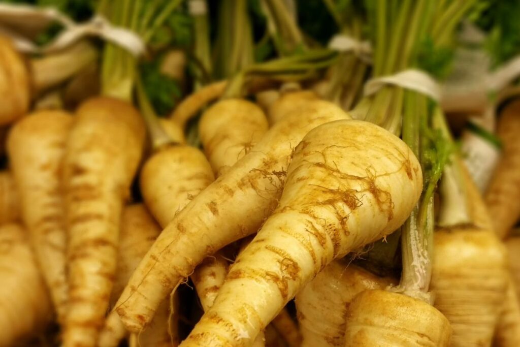 Pastinaken-Spalten im Ofen rösten bei 220 Grad goldbraun karamellisiert