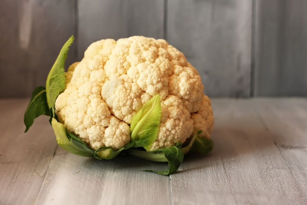 Blumenkohl in Röschen teilen vorbereiten auf Schneidebrett