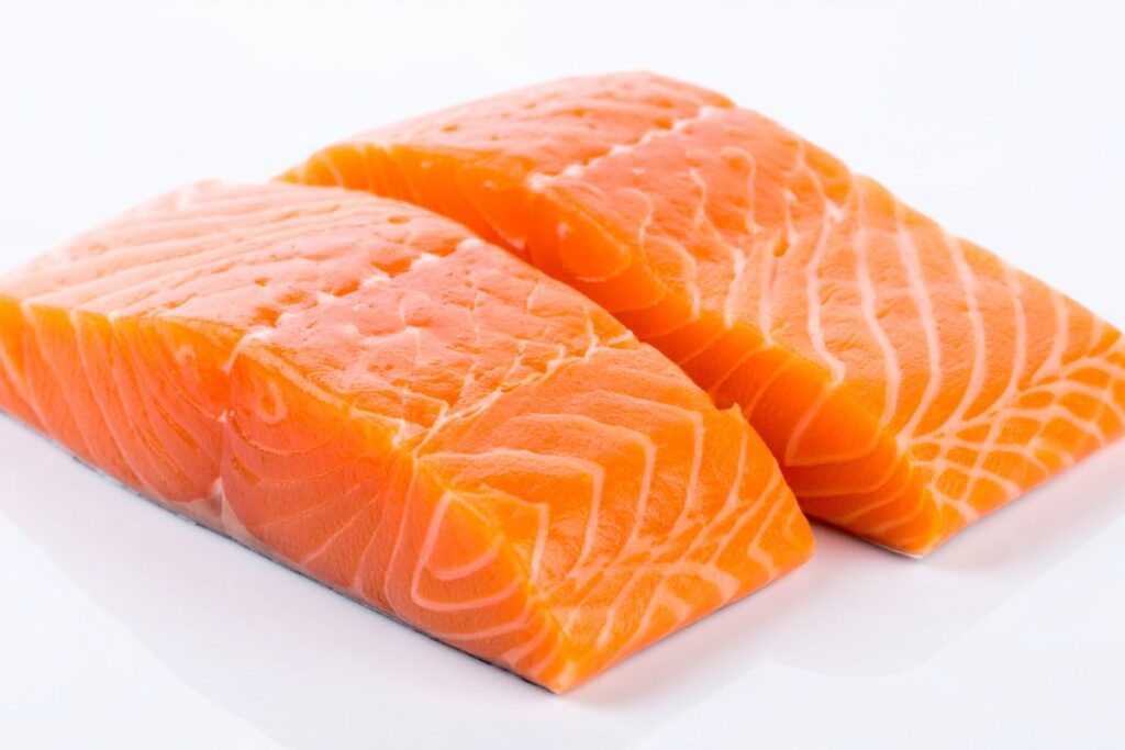 Frisches Lachsfilet mit Haut vorbereiten auf Schneidebrett