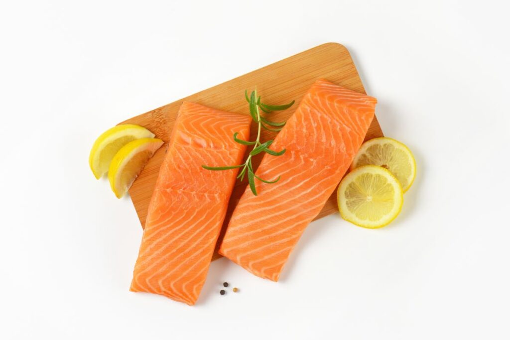 Frisches Lachsfilet mit Haut vorbereiten auf Schneidebrett