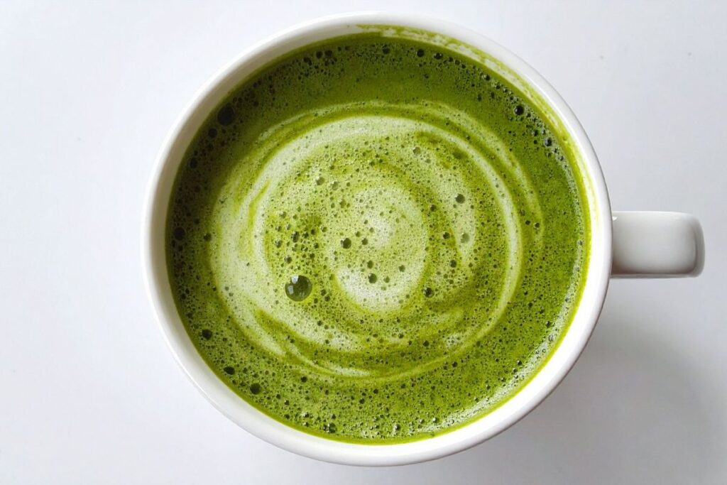 Matcha-Pulver durch feines Sieb sieben für Tee-Zubereitung