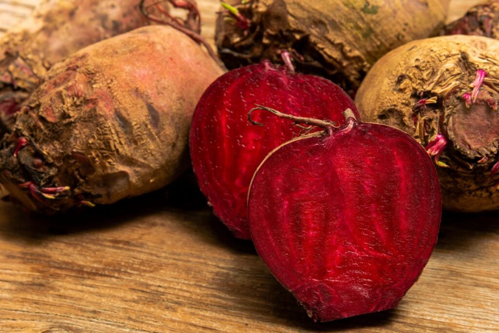 Rote Beete mit Schale in Topf mit Wasser kochen garen