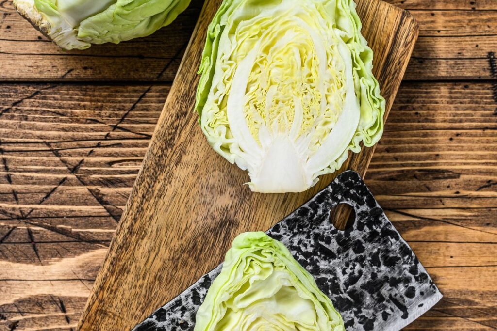 Spitzkohl in Pfanne dünsten mit Butter und Kümmel