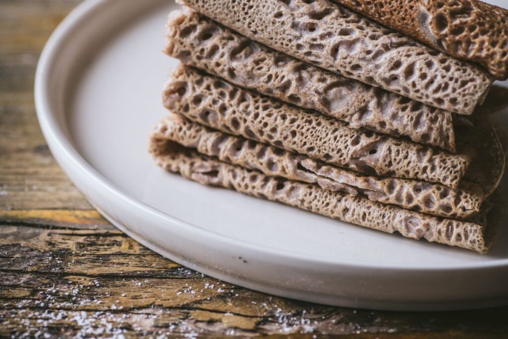 Fertiger Buchweizen locker und körnig in Schüssel serviert