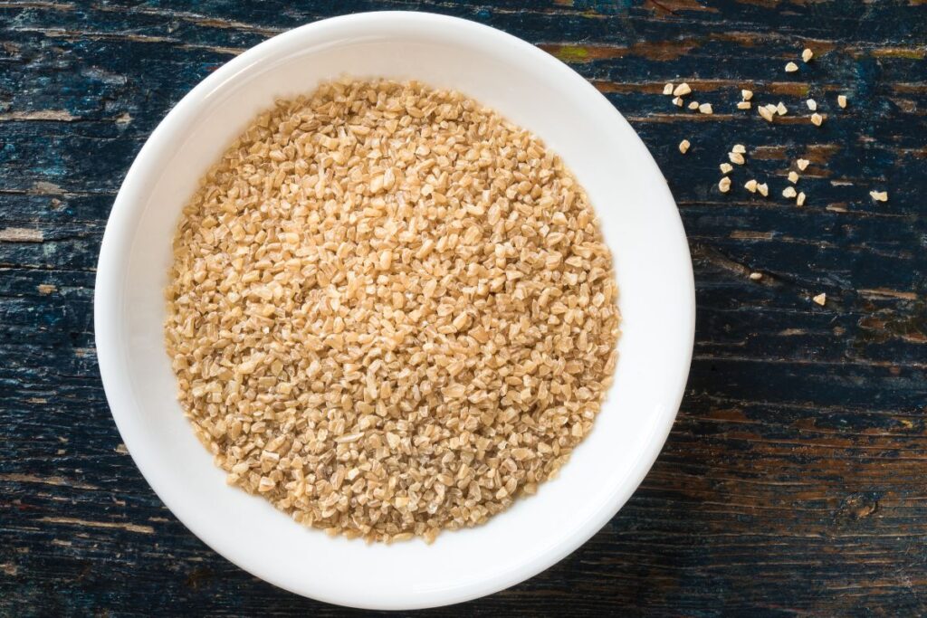 Bulgur in Schüssel geben vorbereiten für Zubereitung