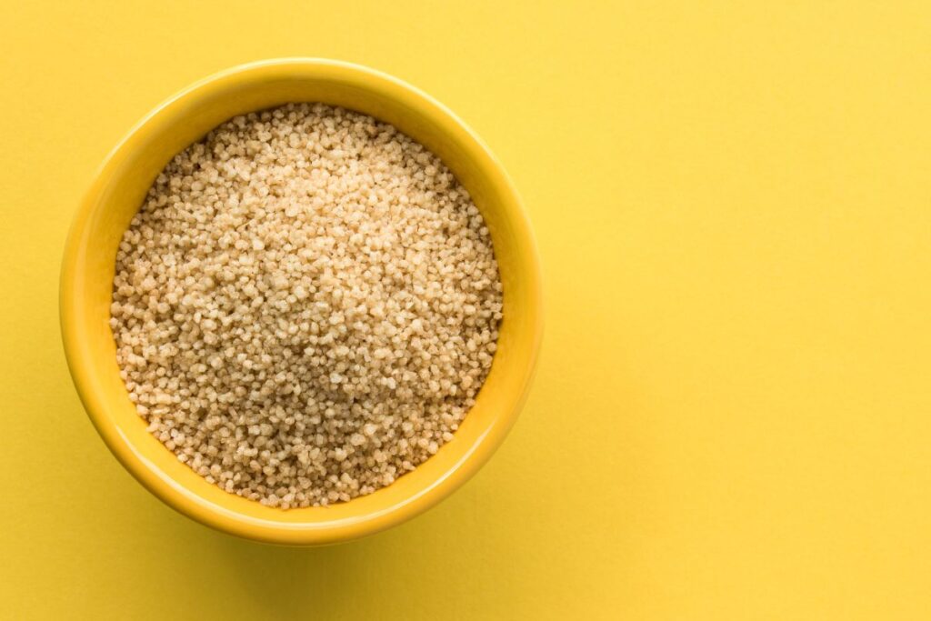 Kochendes Wasser über Bulgur gießen zum Quellen