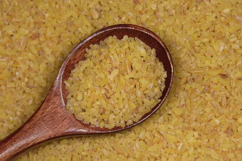 Bulgur abgedeckt quellen lassen mit Teller 20 Minuten