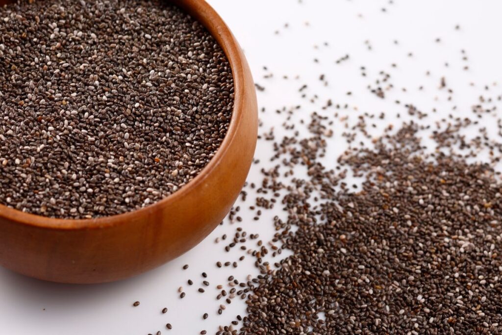 Fertiger Chia Pudding in Glas mit Beeren und Granola getopped