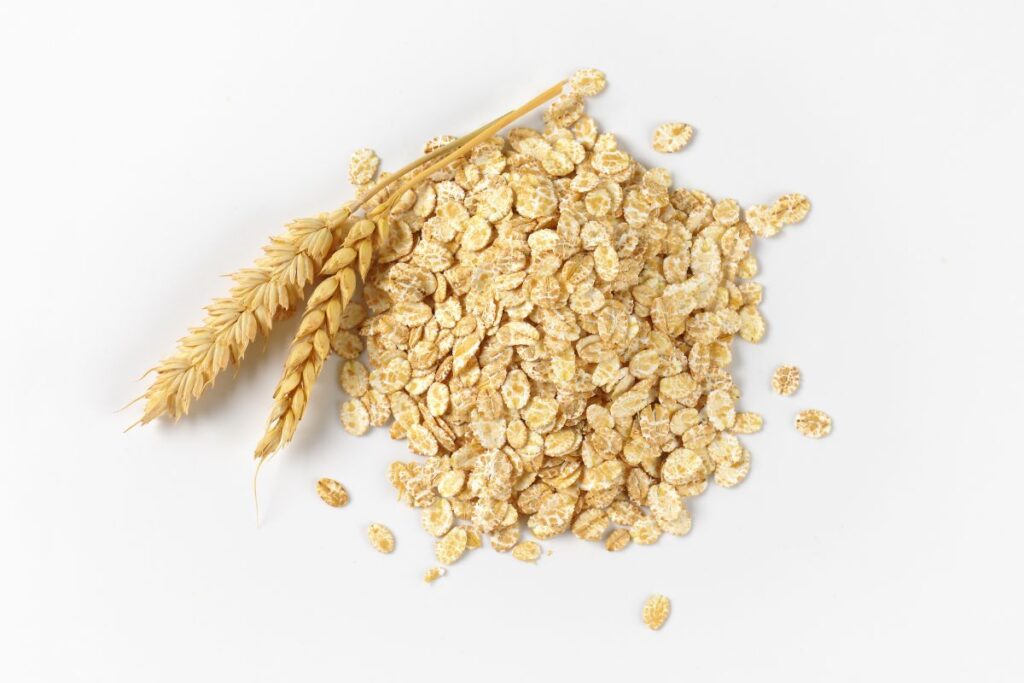 Haferflocken mit Milch in Topf zubereiten cremiger Porridge