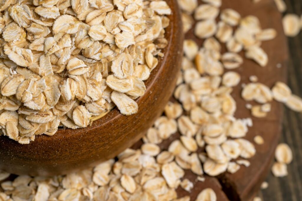 Overnight Oats in Glas mit Haferflocken und Joghurt vorbereiten