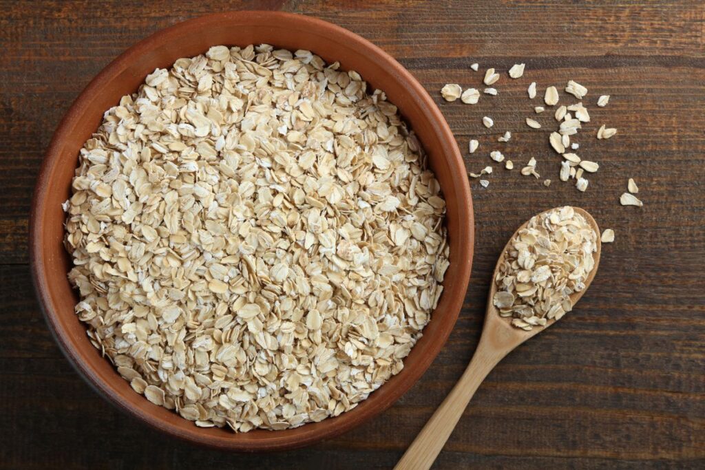 Fertiger Haferflocken-Porridge in Schüssel mit Früchten und Honig
