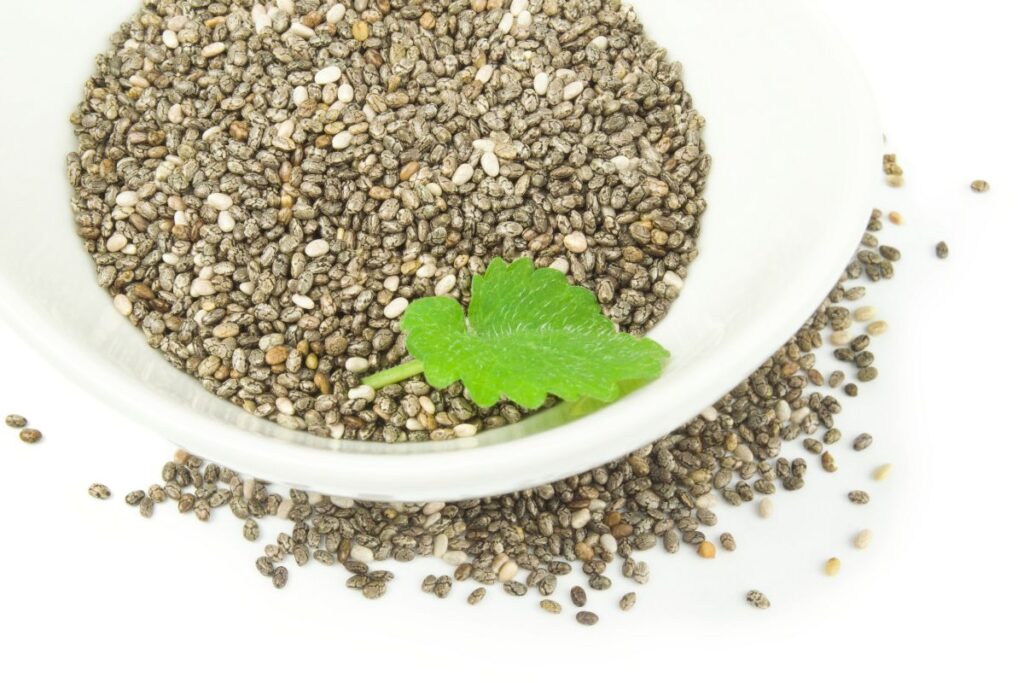 Quinoa in Sieb waschen unter kaltem Wasser spülen