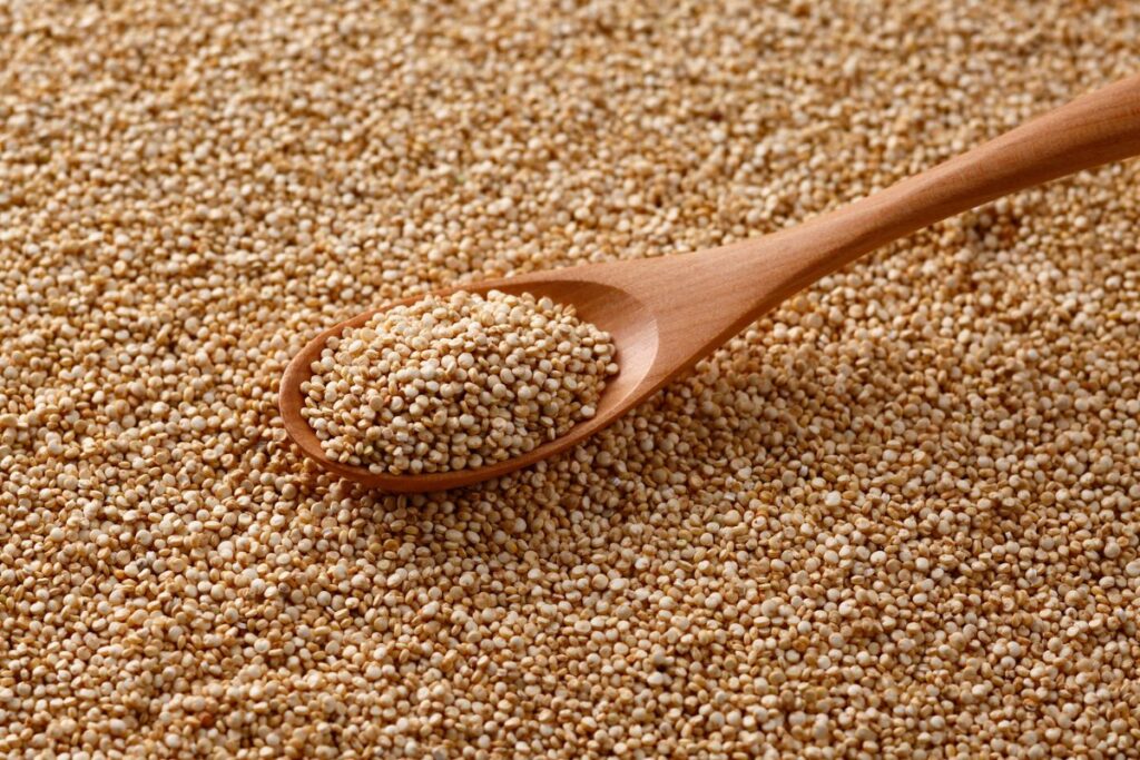 Quinoa mit Wasser in Topf kochen Verhältnis eins zu zwei