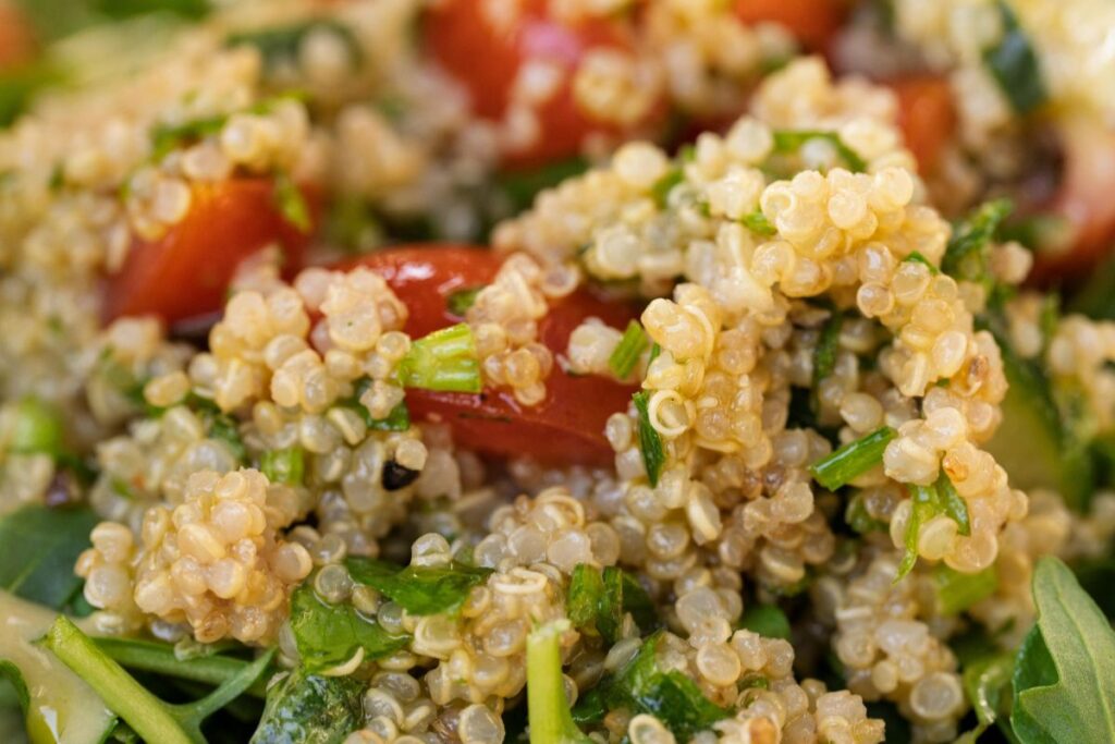 Quinoa mit Gabel auflockern servierfertig locker und körnig