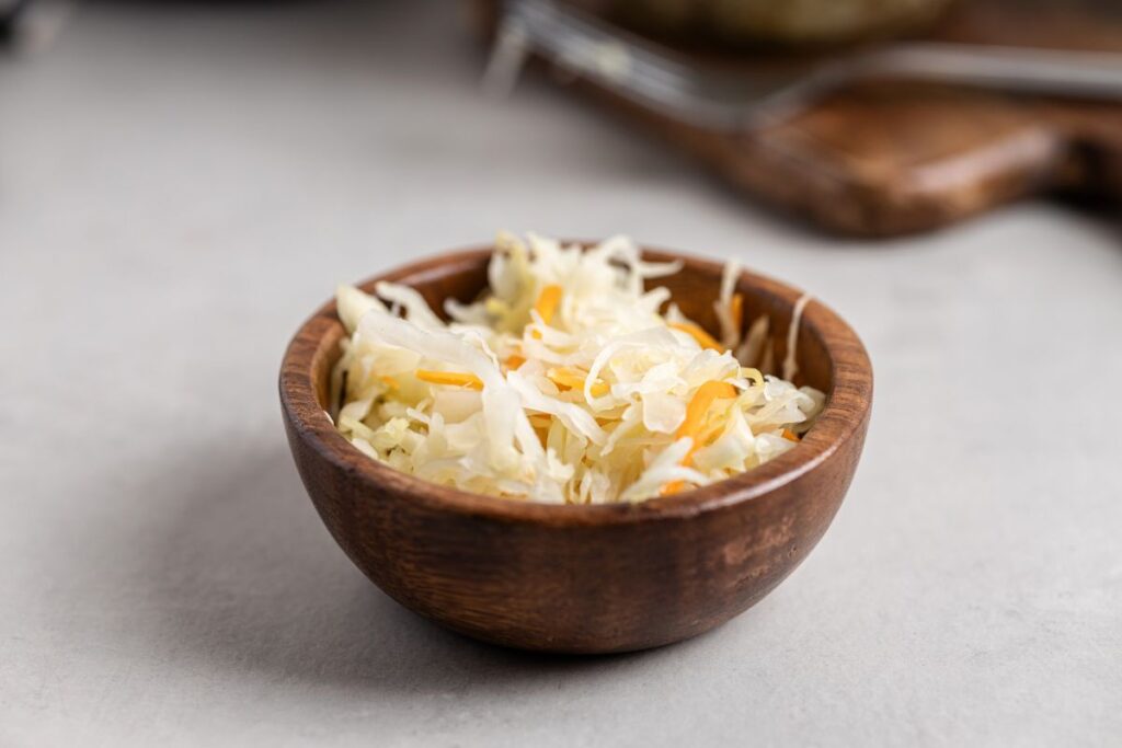 Geschmortes Sauerkraut mit Kümmel und Lorbeer in Schüssel serviert