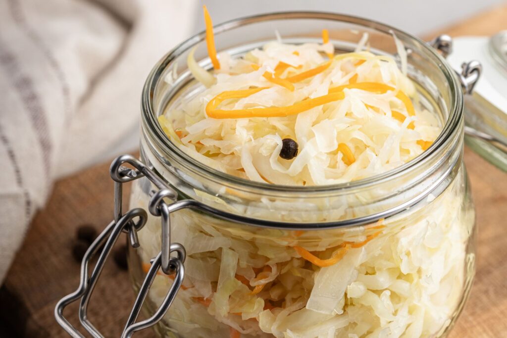 Weißkohl in Einmachglas für selbst gemachtes Sauerkraut fermentieren