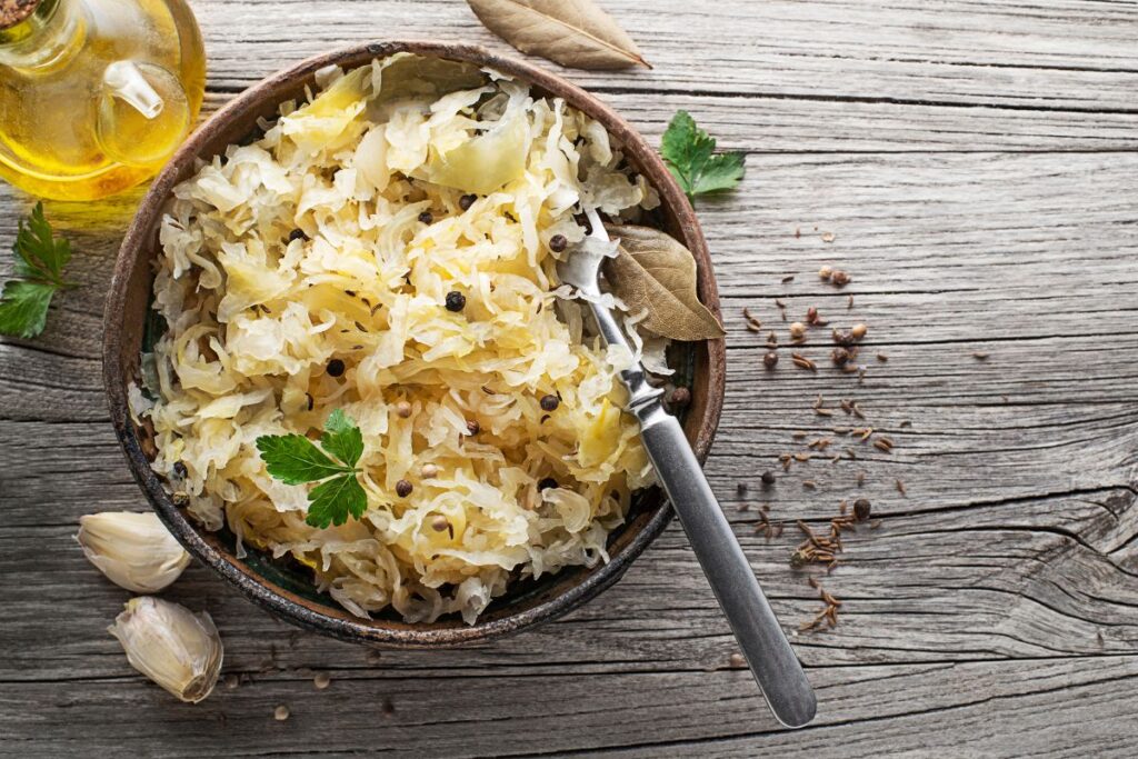 Sauerkraut mit Zwiebeln in Topf anschwitzen klassische Beilage