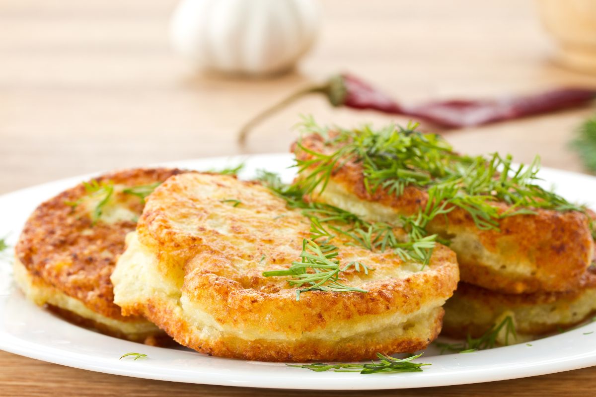 Was passt zu Reibekuchen herzhaft?
